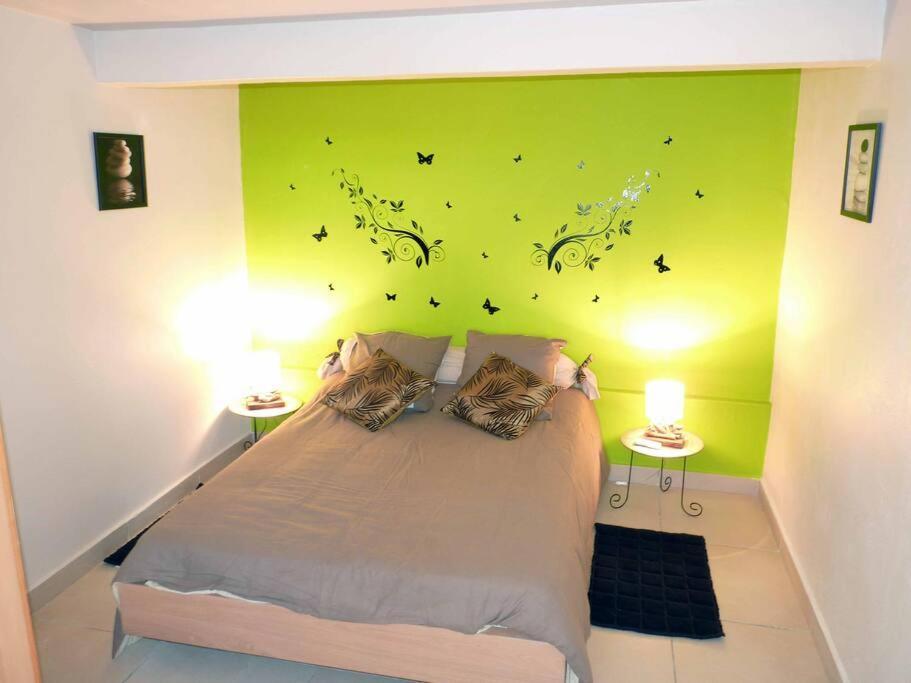 Logement Dans Un Lieu Calme Et Verdoyant A Proximite De Tout Avec Jacuzzi!!! Basse-Terre Exteriör bild